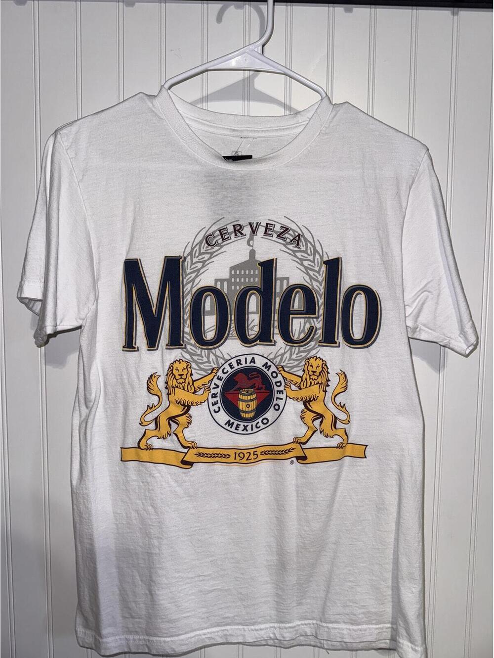 Modelo Cerveza White Graphic T-Shirt Size Small